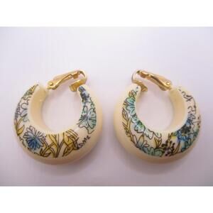 vintage fat hoop cream flower 1970s style clip on earrings blue plastic E42